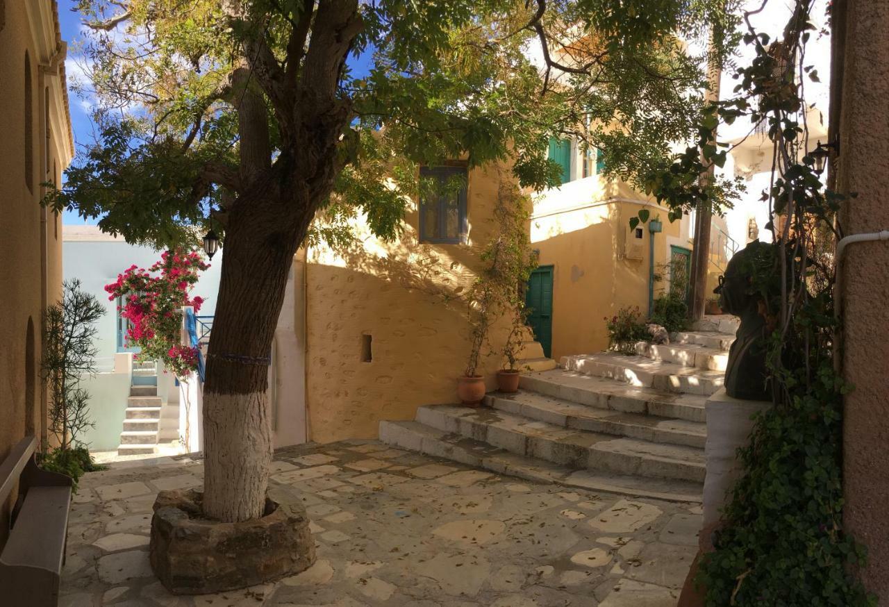 Traditional Medieval Stone House In "Ano Syros" Exterior foto